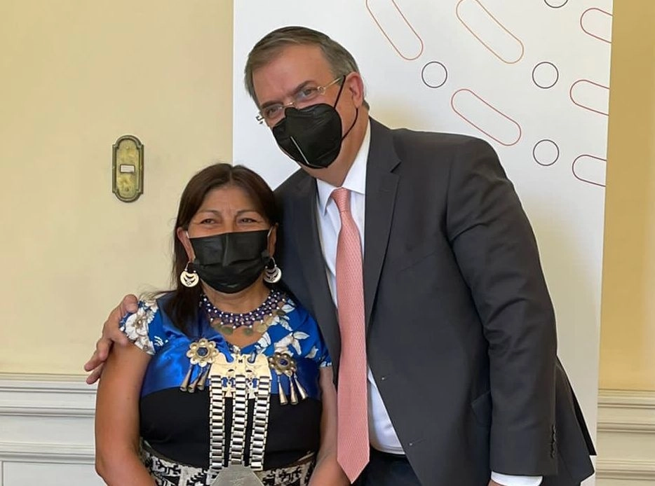 El canciller mexicano, Marcelo Ebrard, con la presidenta de la Convención Constituyente de Chile, en Santiago, el 5 de enero de 2022. Foto tomada de la cuenta de Twitter @SRE_mx 