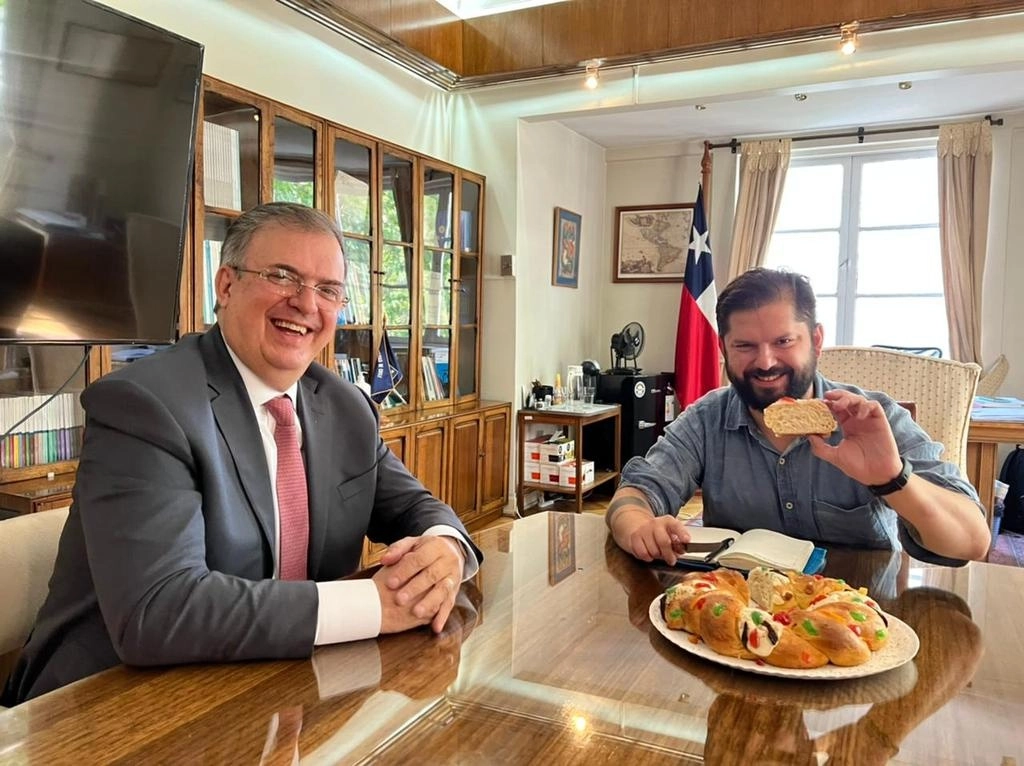 El Secretario de Relaciones Exteriores, Marcelo Ebrard, con el presidente electo de Chile, Gabriel Boric. Foto tomada de la cuenta de Twitter @m_ebrard