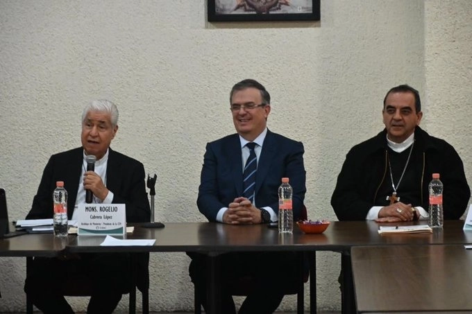 El canciller Marcelo Ebrard (c) durante la reunión con integrantes de la CEM. Foto tomada de la cuenta de Twitter @m_ebrard
