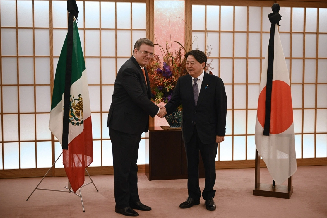 El secretario de Relaciones Exteriores, Marcelo Ebrard Casaubón, se reúne con su homólogo de Japón, Yoshimasa Hayashi. Foto Afp