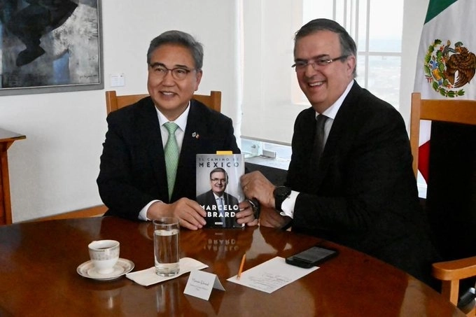El canciller Marcelo Ebrard (der) junto con el ministro de Asuntos Exteriores de Corea del Sur, Park Jin (izq). Foto tomada de la cuenta de Twitter @m_ebrard
