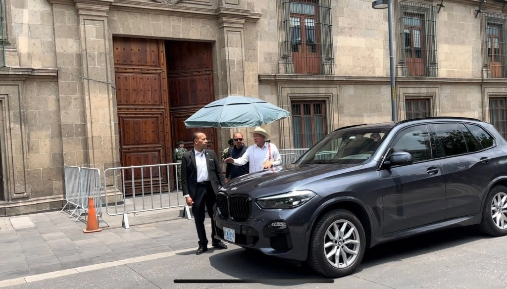 El embajador de EU en México, Ken Salazar, al salir de Palacio Nacional. Imagen 'La Jornada' 