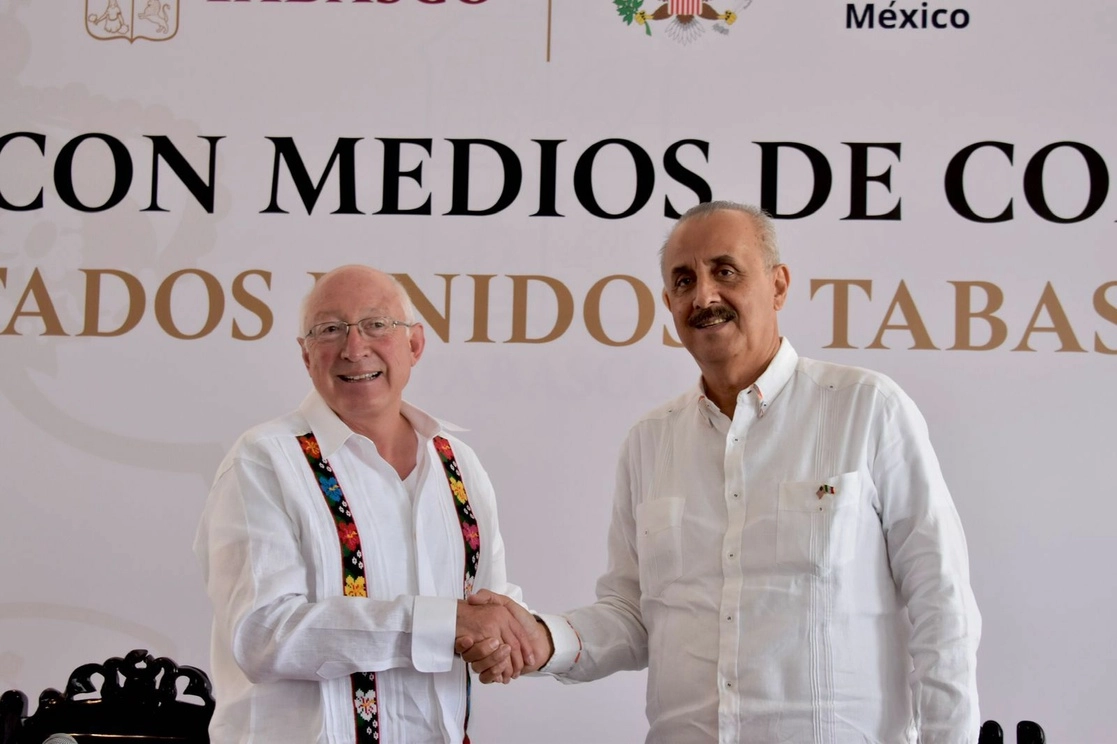 El embajador Ken Salazar se reunió este jueves con el gobernador de Tabasco, Carlos Merino donde acordaron trabajar en la región de manera conjunta. Imagen https://twitter.com/USAmbMex