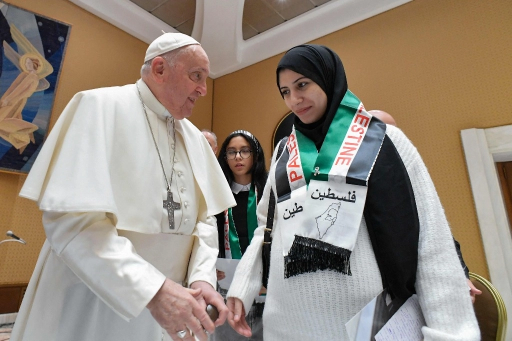 El papa Francisco se reunió este miércoles por separado con parientes de rehenes israelíes en Gaza y de presos palestinos en Israel, y afirmó que ambas partes están "sufriendo mucho". Foto Afp 