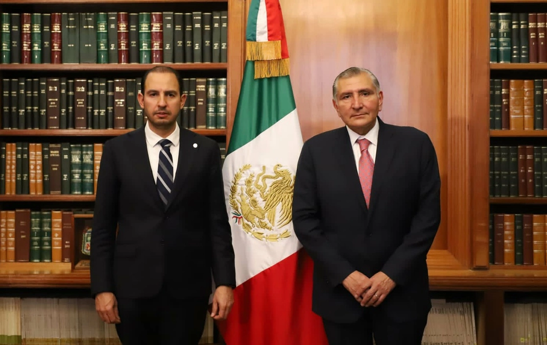 El titular de Segob, Adán Augusto López (der) y el dirigente del PAN, Marko Cortés (izq) durante su encuentro. Foto Segob