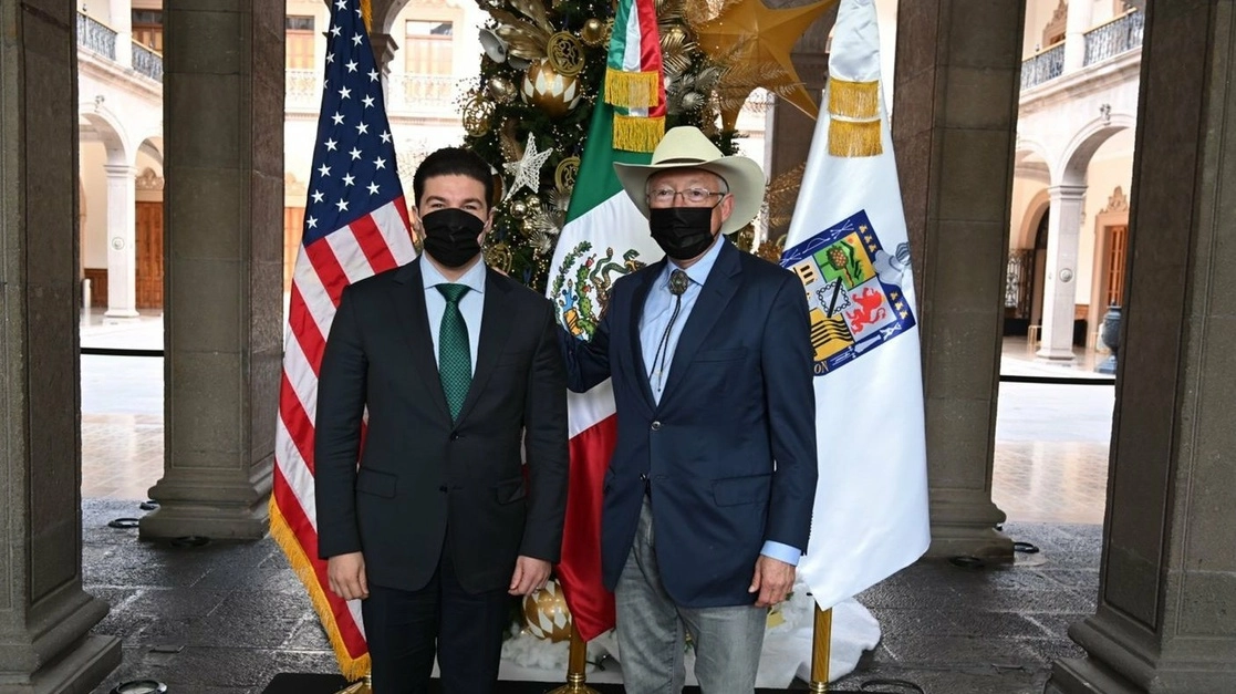 Samuel García y Ken Salazar, gobernador de Nuevo León y embajador de Estados Unidos, respectivamente. Foto @USAmbMex