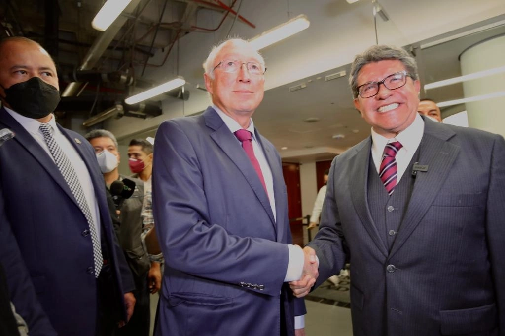 El embajador de Estados Unidos en México, Ken Salazar, y el legislador Ricardo Monreal, durante la visita del diplomático en el Senado de la República, en la capital del país, el 11 de octubre de 2021. Foto María Luisa Severiano