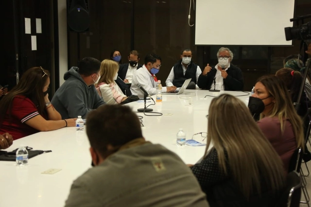 El subsecretario de Derechos Humanos, Población y Migración, de la Segob, Alejandro Encinas durante la reunión. Foto tomada de la cuenta de Twitter @A_Encinas_R