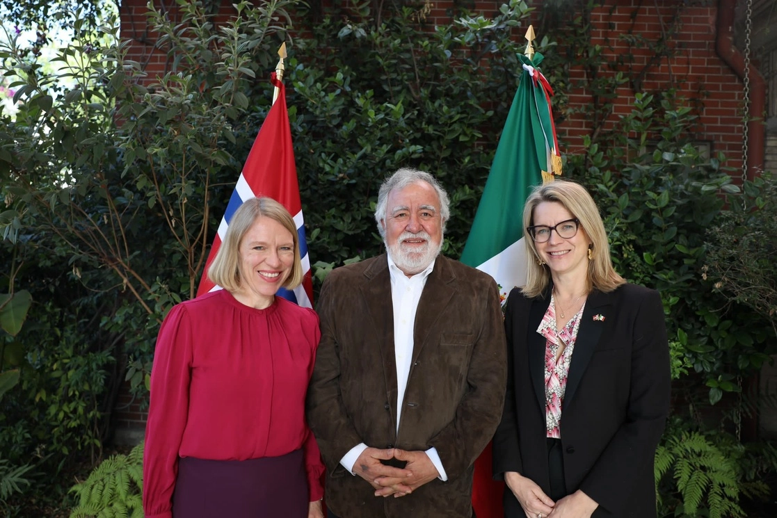 Al centro, el subsecretario de DH de Gobernación, Alejandro Encinas, con Anniken Huitfeldt (izquierda), ministra del Exterior de Noruega, y con Ragnhild Imerslund, embajadora de aquel país en México, el 6 de febrero de 2023. Foto tomada del Twitter de @A_Encinas_R 