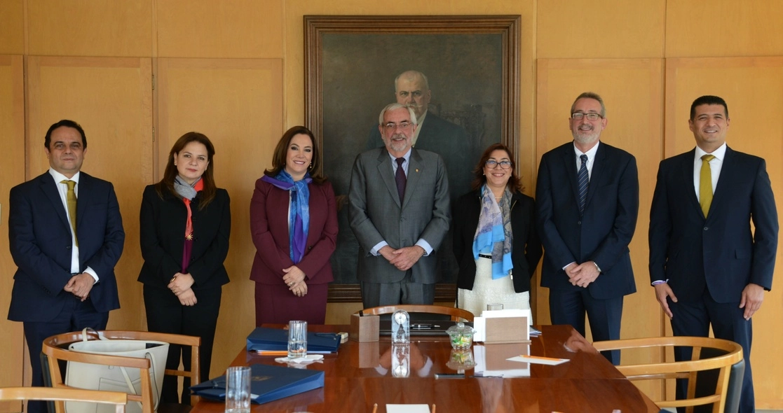 El rector de la UNAM, Enrique Graue (c) junto a los comisionados del INAI. Foto Cortesía UNAM
