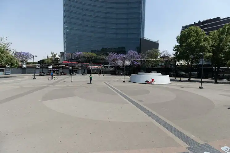 La Glorieta de Insurgentes en la Ciudad de México, un habitual lugar de alta concurrencia, esta vez vacía, el domingo 29 de marzo de 2020, enmedio de la contingencia por el coronavirus. Foto Pablo Ramos