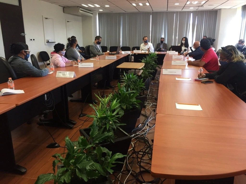 Reunión entre autoridades del INE e integrantes del Movimiento Nacional por la Salud. Foto Cortesía INE