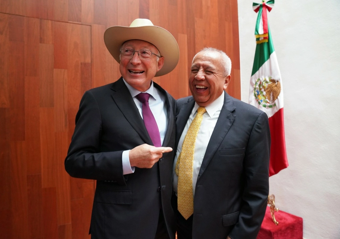 El comisionado del INM, Francisco Garduño (der) junto con el embajador de EU en México, Ken Salazar (izq). Foto INM