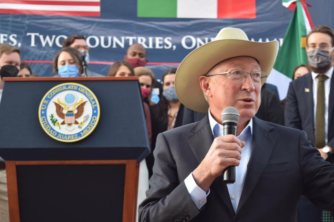 El embajador de EU en México, Ken Salazar en imagen de archivo. Foto tomada de la cuenta de Twitter @USAmbMex