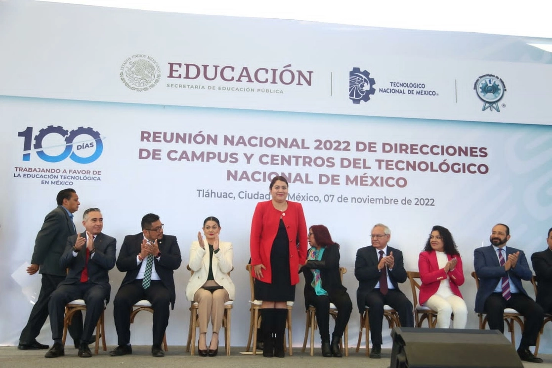 La alcaldesa de Tláhuac, Berenice Hernández Calderón, acompañada de la secretaria de Educación Pública, Leticia Ramírez Amaya, durante la Reunión Nacional 2022 de Direcciones de Campos y Centros del Tecnológico Nacional de México, el 7 de noviembre de 2022. Foto cortesía del encuentro