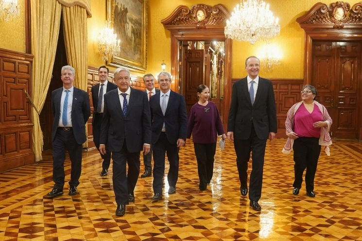 La secretaria de Economía, Raquel Buenrostro Sánchez y el presidente del Consejo Coordinador Empresarial, Francisco Cervantes Díaz también acudieron a la reunión. Foto Presidencia