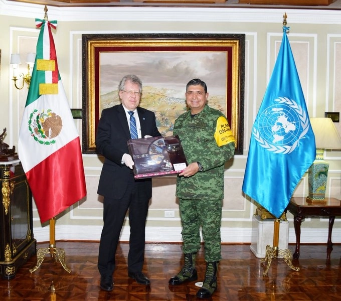 El titular de Sedena, Luis Cresencio Sandoval (der) y Peter Grohmann, Coordinador Residente de ONU en México (izq) durante su encuentro. Foto tomada de la cuenta de Twitter @Luis_C_Sandoval
