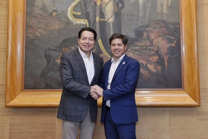 El gobernador de la Provincia de Buenos Aires, Axel Kicillof (der) junto con el secretario de Educación, Mario Delgado Carrillo (izq). Foto tomada de la cuenta de X @Kicillofok
 
