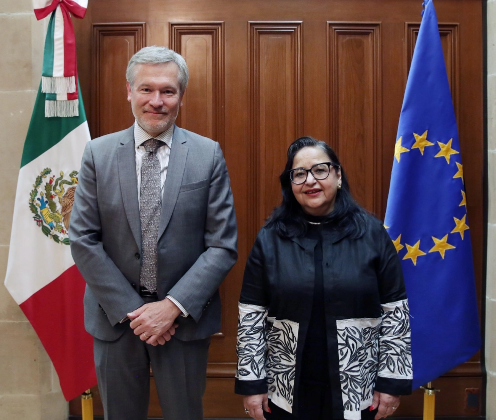 La ministra presidenta de la SCJN, Norma Lucía Piña (der) junto con el embajador de UE en México, Gautier Mignot (izq). Foto SCJN