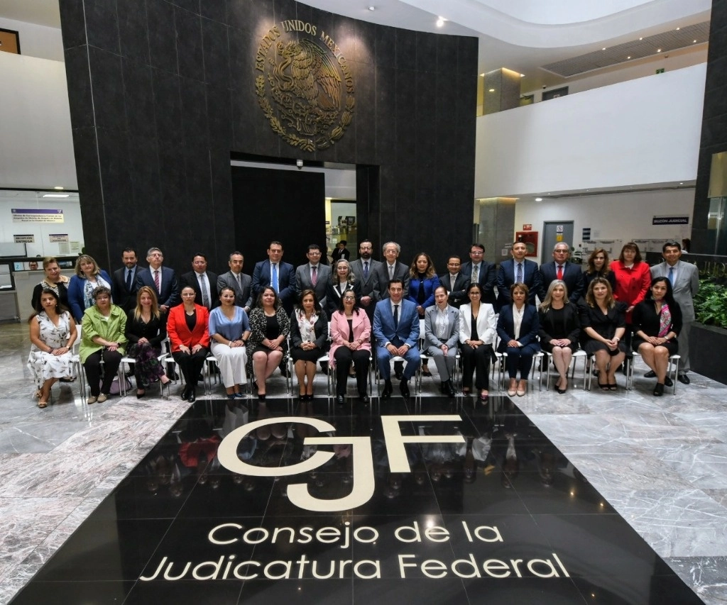 Al centro, la ministra Norma Lucía Piña al reunirse con jueces, juezas, magistrados y magistradas. Imagen cortesía de la Judicatura 