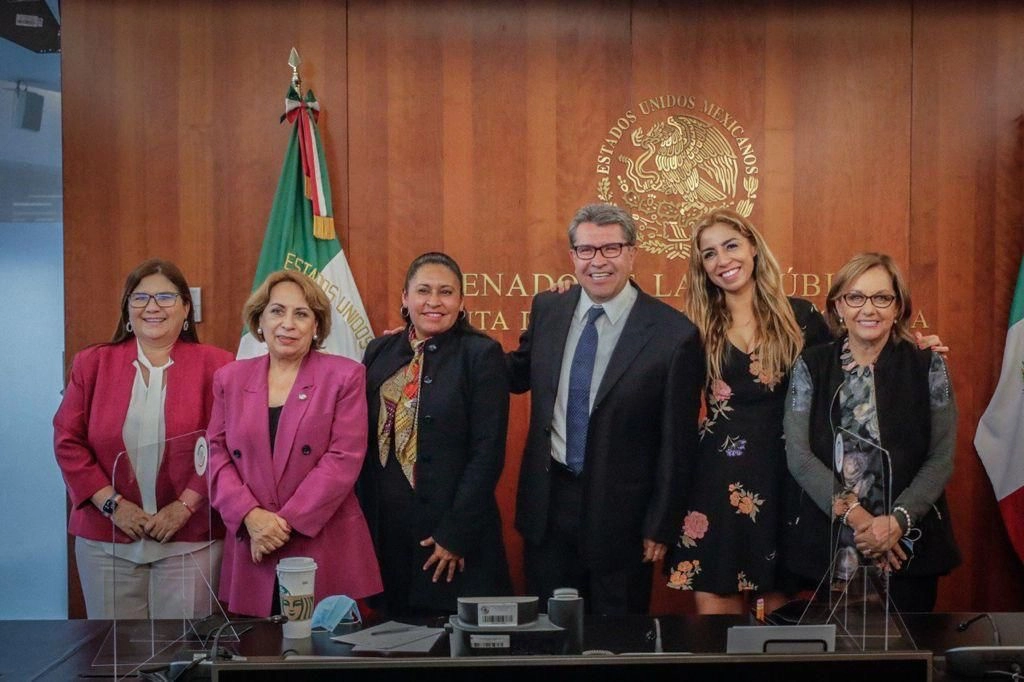 Las senadoras Malú Mícher, Imelda Castro Marybel Villegas, Ana Lilia Rivera y Bertha Caraveo se reunieron con el coordinador de la bancada, el 22 de junio de 2021. Foto cortesía del Senado