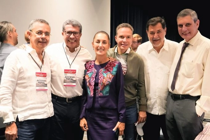 La candidata a la Presidencia de Sigamos Haciendo Historia, Claudia Sheinbaum (c) durante la reunión previa a su mensaje en el Zócalo capitalino. Foto tomada de la cuenta de X @RicardoMonrealA
