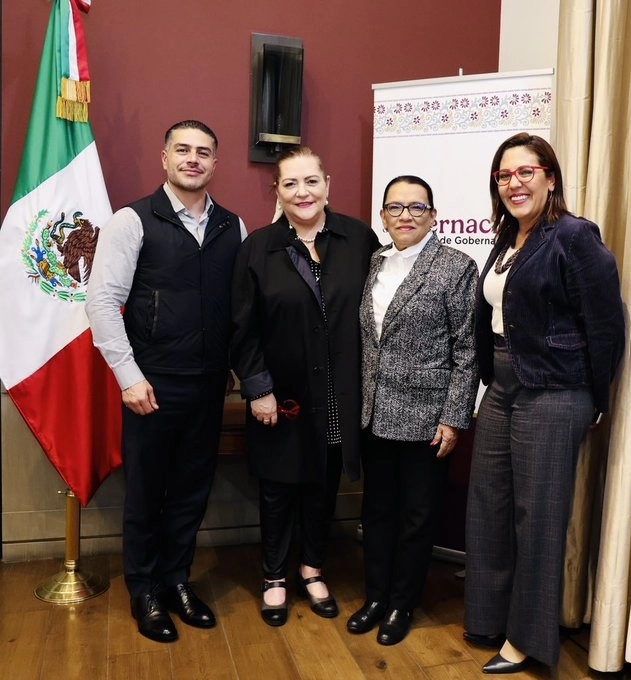 La titular de Segob, Rosa Icela Rodríguez (c, der) junto con la consejera presidenta del INE, Guadalupe Taddei (c,izq), la consejera electoral Claudia Zavala (der) y el titular de la SSPC, Omar García Harfuch (izq). Foto tomada de la cuenta de X @rosaicela_