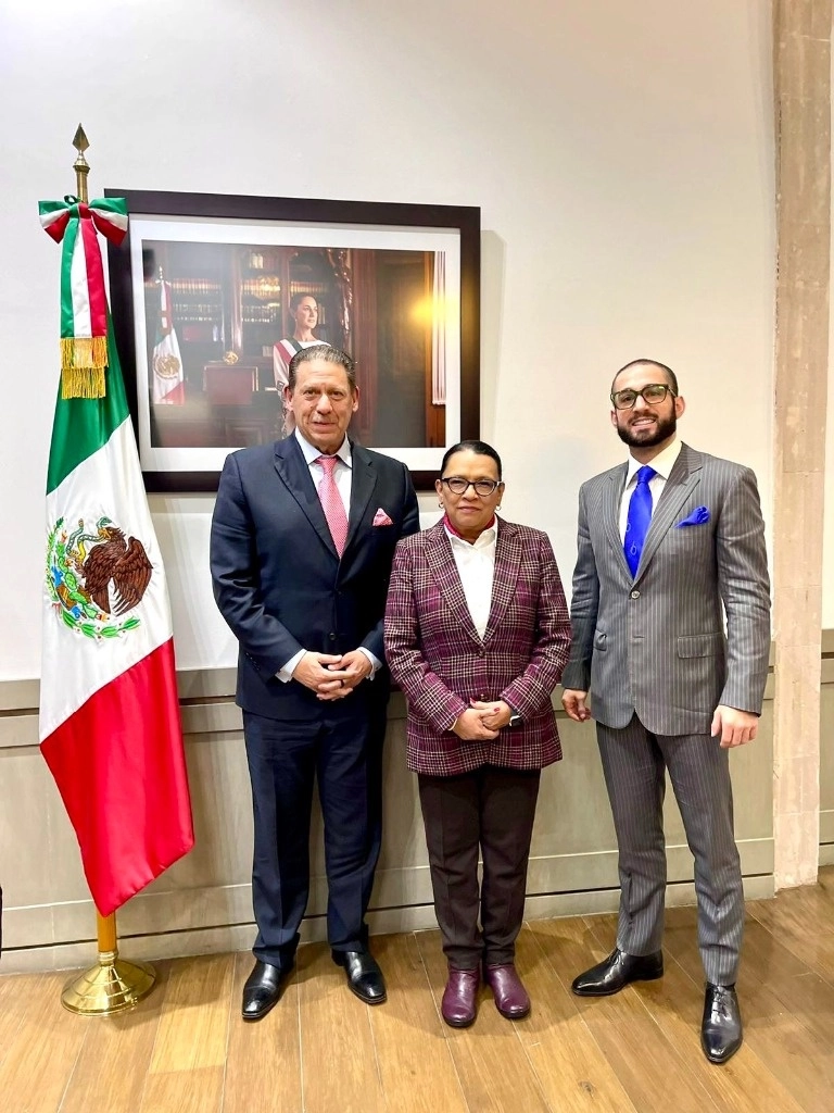 La titular de Segob, Rosa Icela Rodríguez (c) durante su encuentro con Héctor Sulaimán Saldívar (izq). Foto tomada de la cuenta de X @rosaicela_