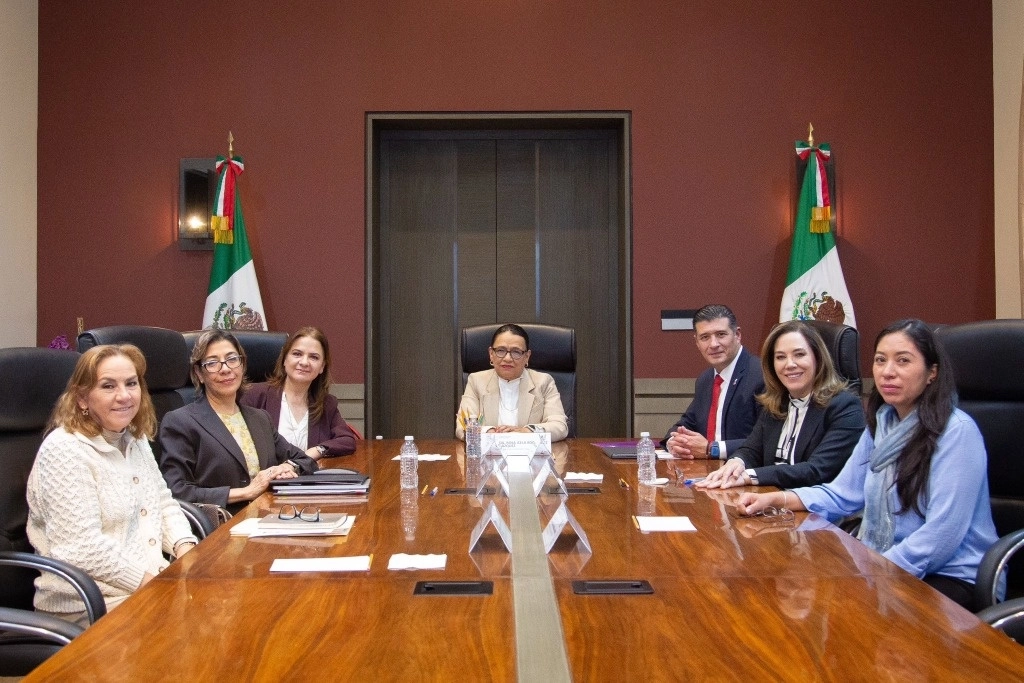 La titular de Segob, Rosa Icela Rodríguez (c) durante el encuentro con comisionados del Inai. Foto tomada de la cuenta de X @rosaicela_