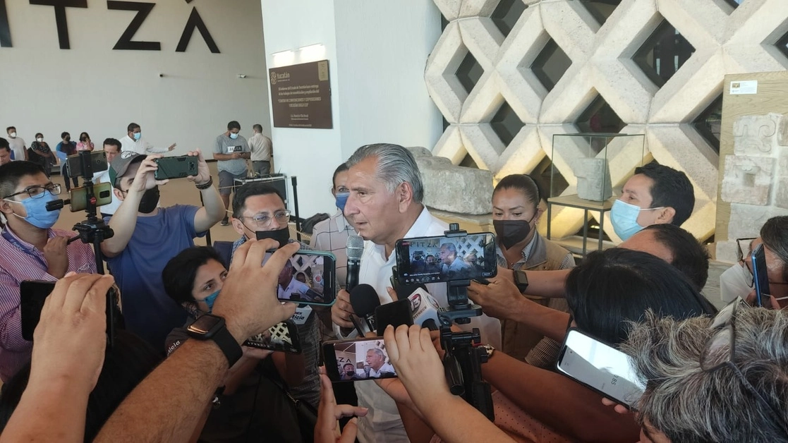 Previo a su reunión, el secretario de Gobernación fue abordado por la prensa. Foto Luis Boffil