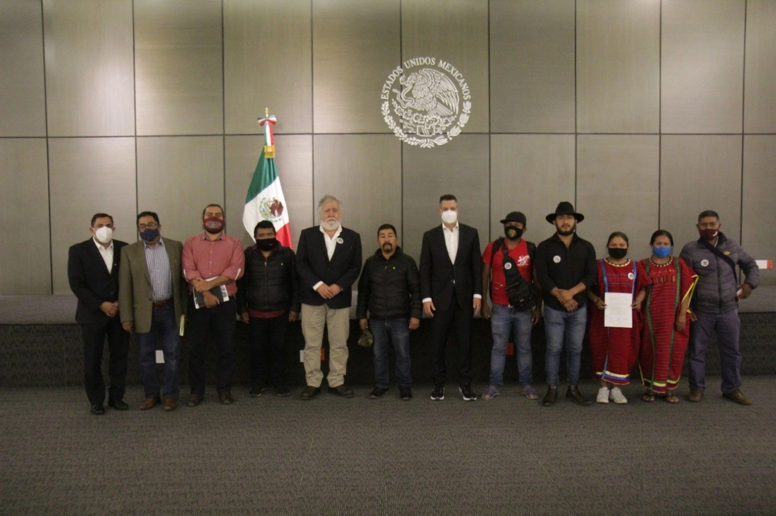 El subsecretario de DH, Población y Migración, Alejandro Encinas (c,izq) y el gobernador de Oaxaca, Alejandro Murat (c,der) durante el encuentro. Foto tomada de la cuenta de Twitter @A_Encinas_R
