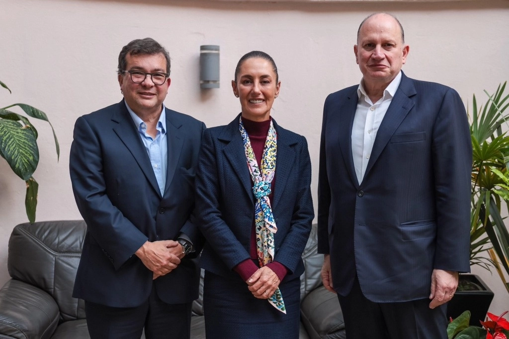 La presidenta electa, Claudia Sheinbaum (c) durante su encuentro con Jorge Arturo Arce Gama, director general de HSBC México (izq) y Mark Tucker, presidente del Grupo HSBC Holdings (der). Foto tomada de la cuenta de X @Claudiashein