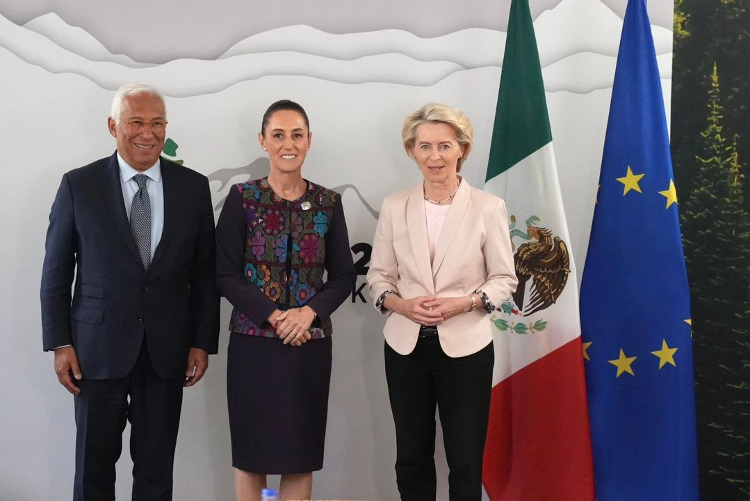 La presidenta Claudia Sheinbaum Pardo (c) durante el encuentro con el presidente del Consejo Europeo, António Costa (izq), y la presidenta de la Comisión Europea, Ursula von der Leyen (der). Foto tomada de la cuenta de X 