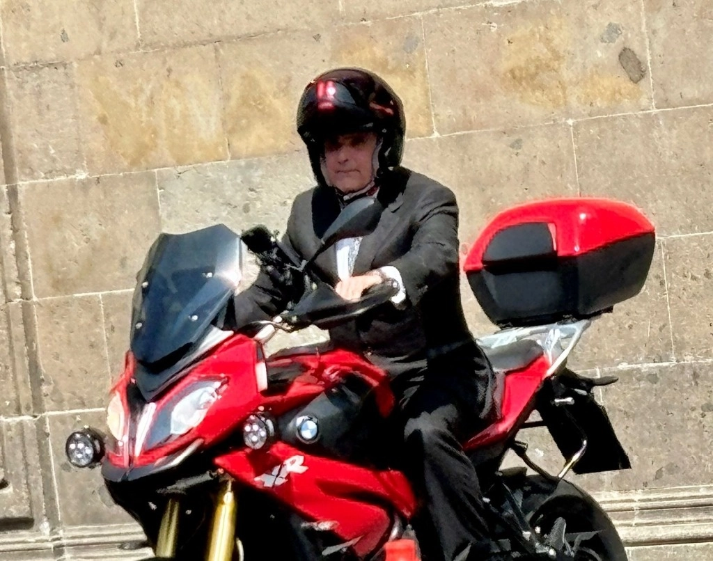 El empresario llegó y se fue de Palacio Nacional en motocicleta.  Imagen Alma Muñoz 