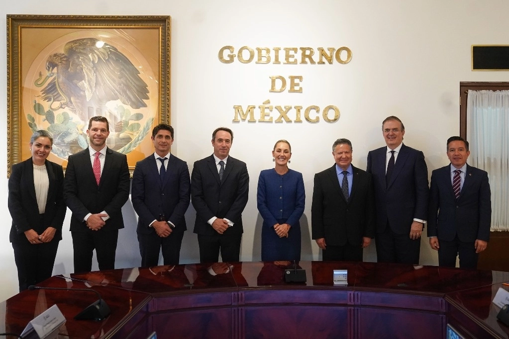 Marcos Galperin (cuarto de izquierda a derecha) y su equipo fueron recibidos en Palacio Nacional por la presidenta Claudia Sheinbaum y el secretario de Economía, Marcelo Ebrard. Imagen tomada de https://x.com/Claudiashein