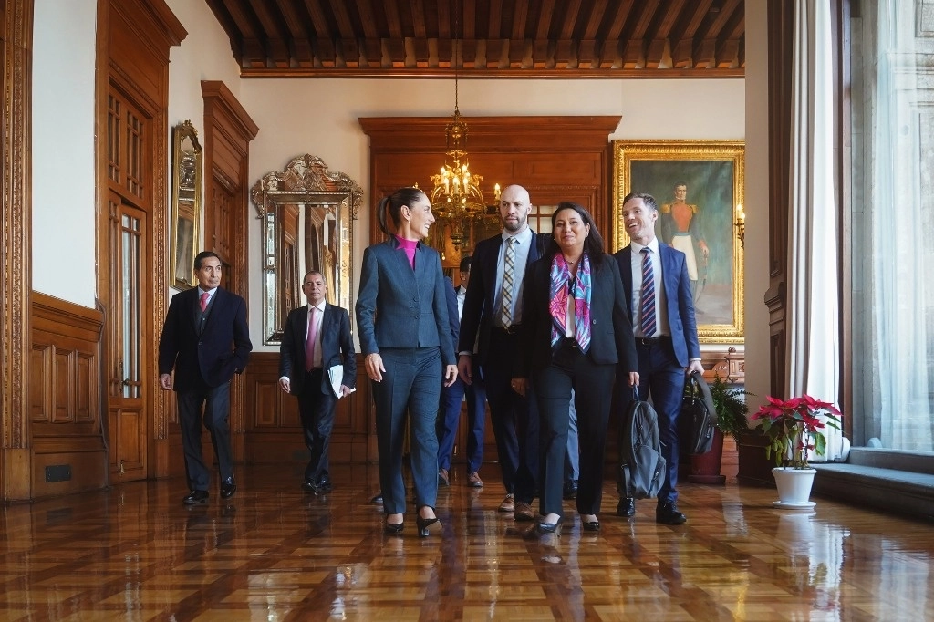 La presidenta Claudia Sheinbaum y la ejecutiva de Fitch, Shelly Shetty, en Palacio Nacional. Imagen tomada de https://x.com/Claudiashein