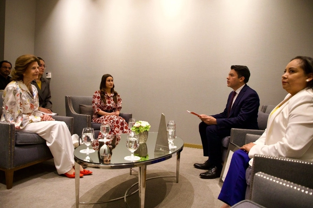 La reina Silvia, de Suecia, y el subsecretario de DH de Gobernación, Arturo Medina Padilla. Imagen tomada de https://twitter.com/SEGOB_mx