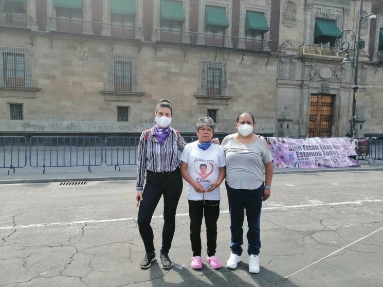 La directora ejecutiva AI México, Tania Reneaum (izq), durante la reunión con familiares de víctimas de feminicidio. Foto tomada de la cuenta de Twitter @TaniaReneaum