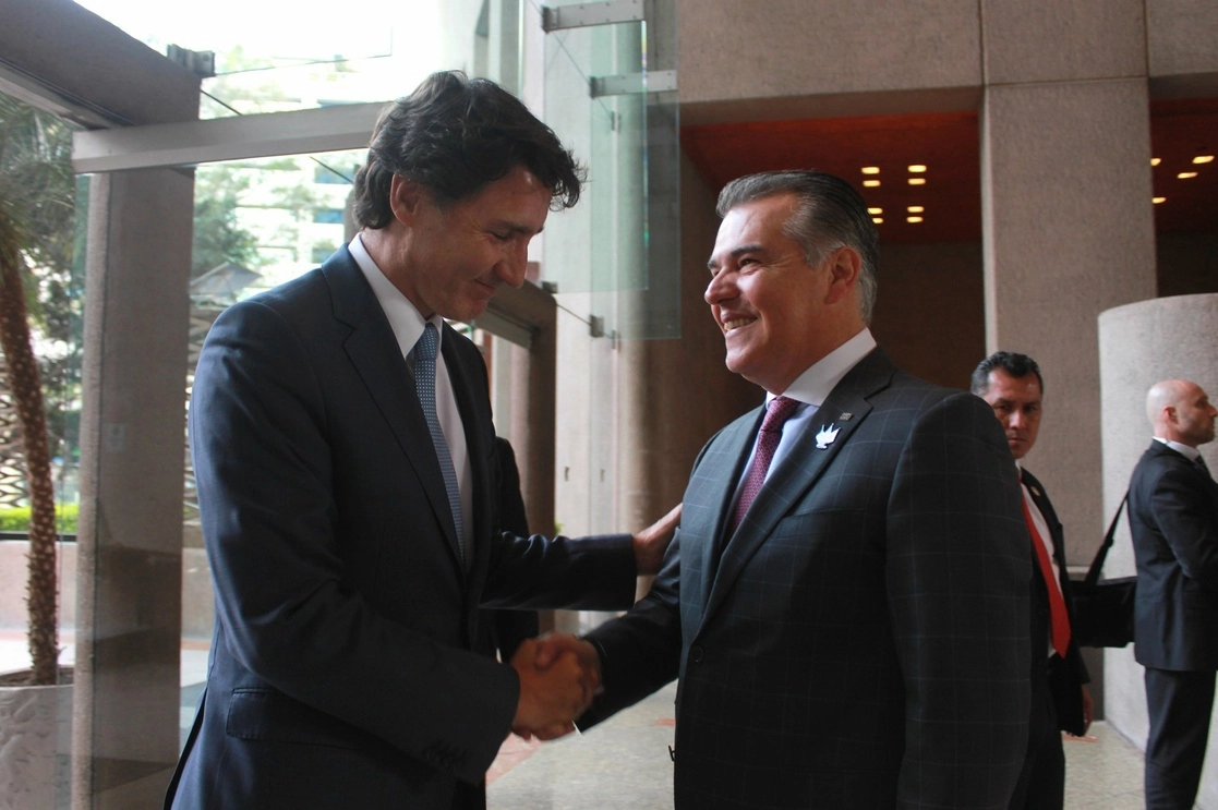 El primer ministro de Canadá, Justin Trudeau, fue recibido en el Club de Industriales por Francisco Cervantes, presidente del Consejo Coordinador Empresarial (CCE). Foto tomada de la cuenta de Twitter @cceoficialmx
