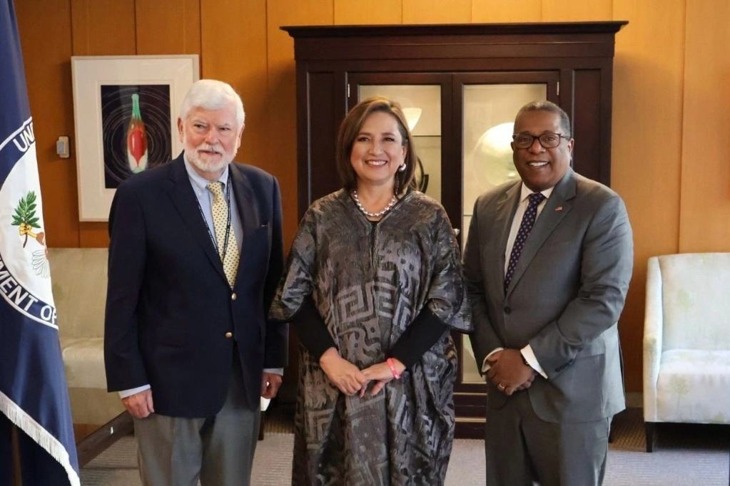Brian Nichols, subsecretario de Estado para Asuntos del Hemisferio Occidental de EU (derecha) y la precandidata presidencial del PAN, Xóchitl Gálvez, el 8 de febrero de 2024. Foto tomada de X @WHAAsstSecty