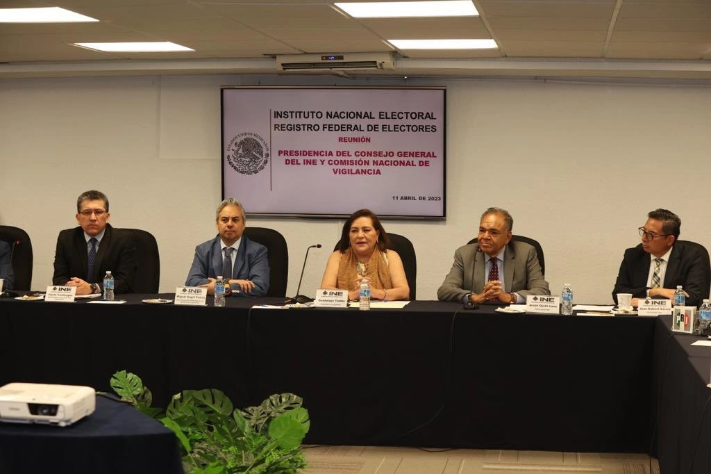 Guadalupe Taddei Zavala, consejara presidenta del INE, durante la reunión con personal de dicho Instituto. Imagen tomada de https://twitter.com/INEMexico