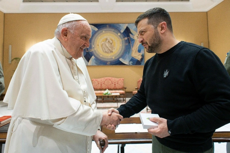 Volodimir Zelensky y el papa Francisco durante su reunión hoy en Roma. Foto Afp 