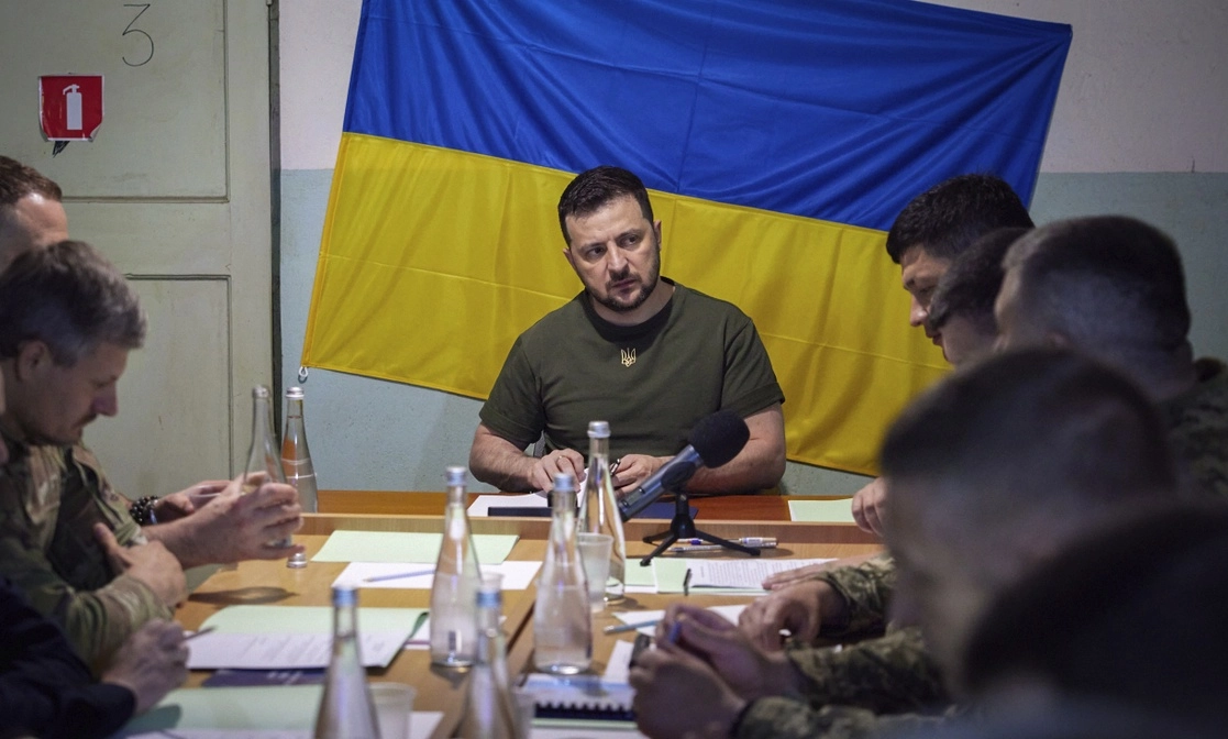 El presidente de Ucrania, Volodimir Zelenski, durante una reunión con oficiales militares durante su visita a la región de Mykolaiv, el 18 de junio de 2022. Foto Oficina de Prensa Presidencial de Ucrania vía Ap