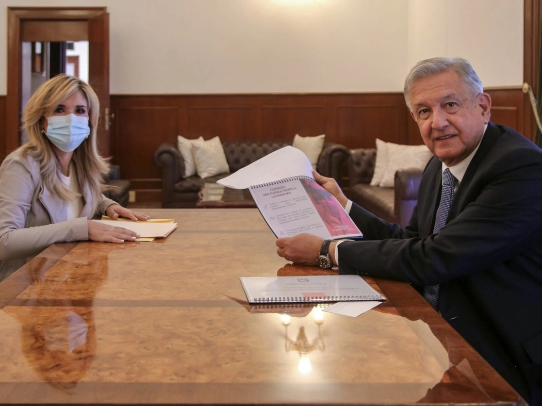 El presidente Andrés Manuel López Obrador se reunió con la presidenta de la Conferencia Nacional de Gobernadores, Claudia Pavlovich, en Palacio Nacional, el 11 de febrero de 2021. Foto tomada del Twitter de @lopezobrador_