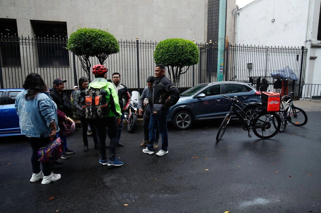 Repartidores por aplicación en inmediaciones de la Segob. Foto 