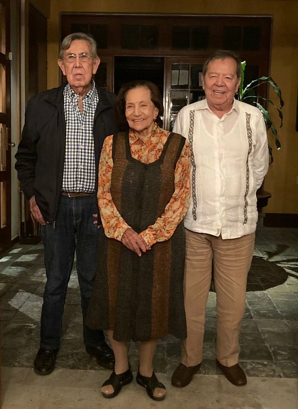Los políticos contemporáneos difundieron una imagen después de su reunión.