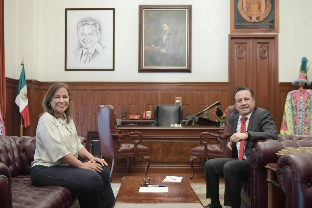 Durante dicha plática, ambos políticos emanados del Movimiento de Regeneración Nacional abordaron los acuerdos necesarios para la entrega del poder. Foto Comunicación Social Gobierno de Veracruz    