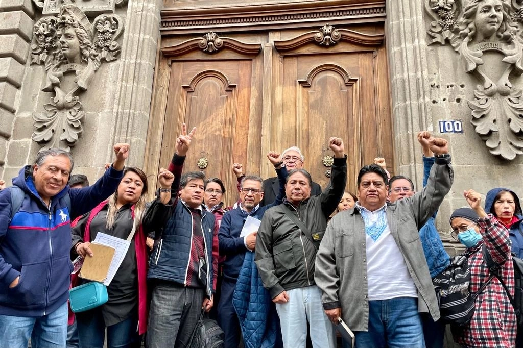 Docentes de la CNTE tras la reunión con la titular de Eduación Pública. Foto Roberto García 
