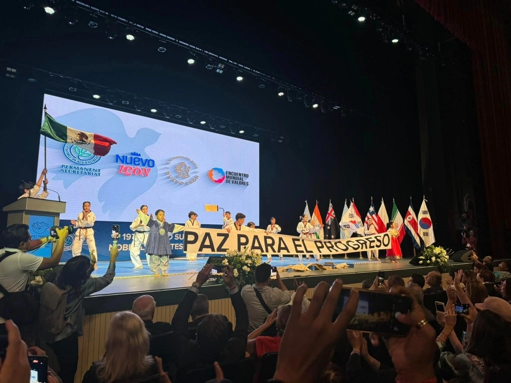  La Cumbre Mundial de Premios Nobel por la Paz, se inauguró en Monterrey con el tema "Paz para el Progreso". Foto Facebook Fundación Rigoberta Menchú