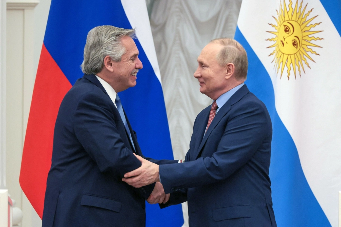 Los presidentes de Argentina, Alberto Fernández (izq.), y de Rusia, Vladimir Putin, se saludan, previo a un encuentro en Moscú, Rusia, el 3 de febrero de 2022. Foto Afp 